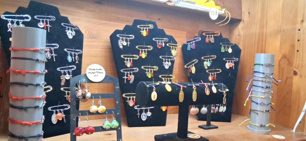 Bijoux, broches et bracelets Fabbrica Corsa présentés chez Collect’Arts à Corte bijoux-broches-fabbrica-corsa-corte.jpg