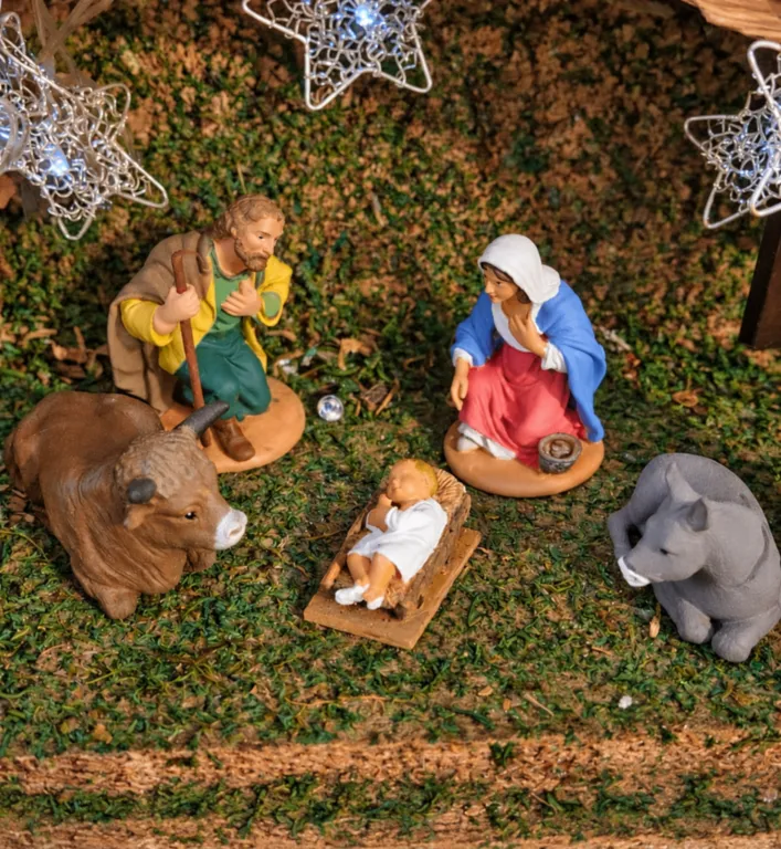 Scène de la Nativité avec Marie, Joseph, l’Enfant Jésus et les animaux de la crèche creche-corse-nativite-santons-marie-joseph-animaux.webp