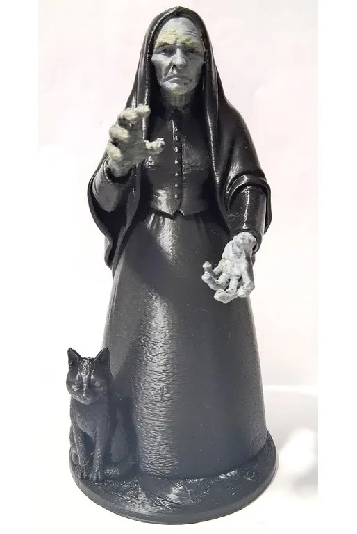 Figurine corse A Strega en PLA biosourcé, vue de face avec son chat et ses mains volontairement disproportionnées figurine-corse-a-strega-face-avec-chat.webp