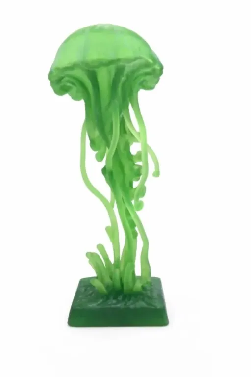 sculpture-meduse-resine-verte-translucide-face.webp