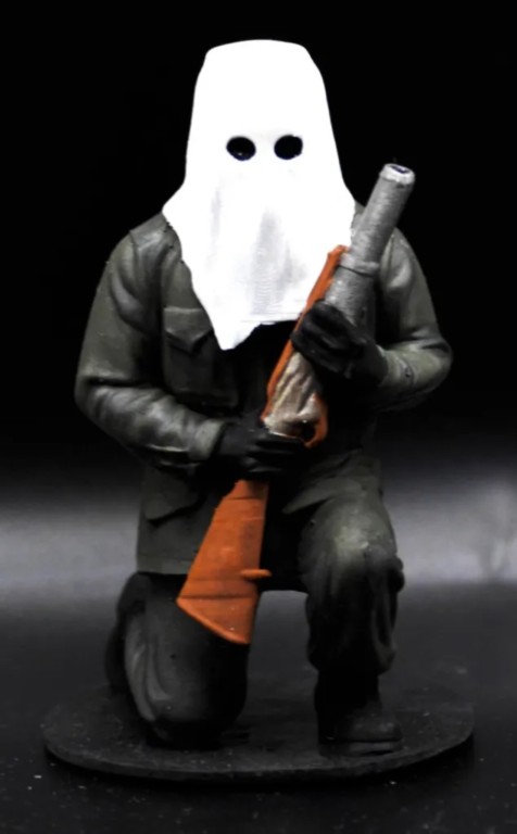 Figurine-corse-ribellu accroupi fond noir