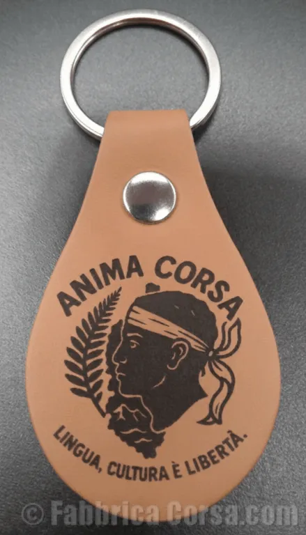 Porte-clés corse Anima Corsa en matière souple camel, gravé d’une tête de Maure, d’une fougère et de « Lingua, Cultura è Libertà » porte-cles-corse-anima-corsa-tete-de-maure.webp