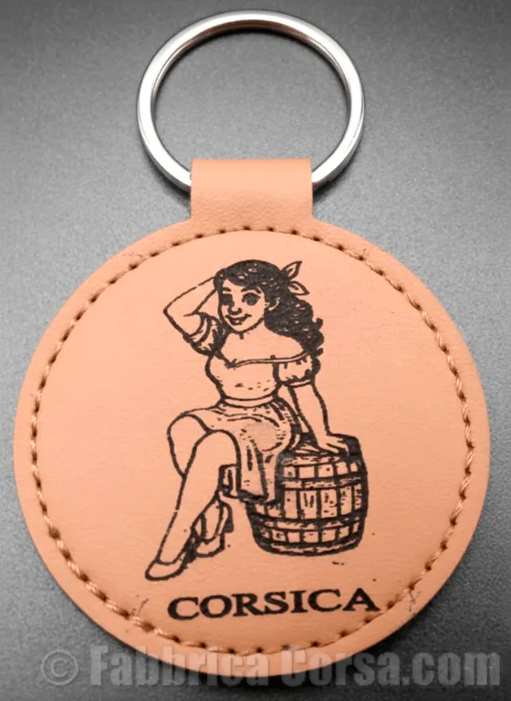 Porte-clés corse Pin-Up assise sur un tonneau, vue de face porte-cles-corse-pin-up-face.webp