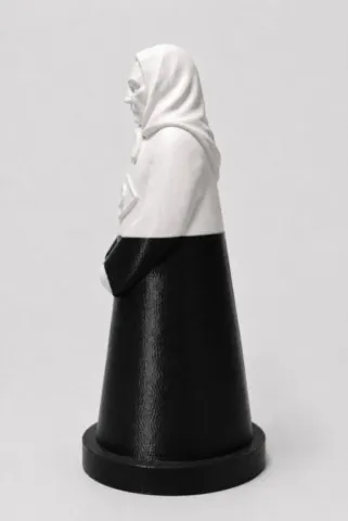 A Signatora, figurine corse Fabbrica Corsa, vue de côté gauche a-signatora-figurine-corse-impression-3d-cote-gauche.webp