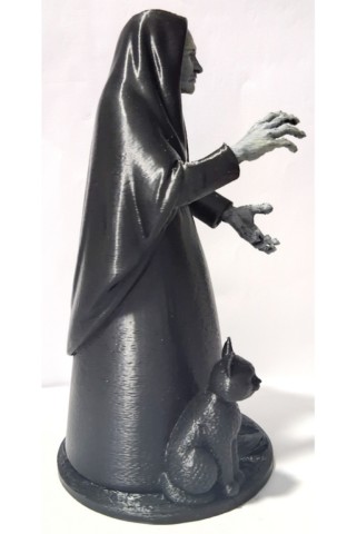 Figurine corse A Strega vue de profil droit avec son chat et ses mains volontairement difformes figurine-corse-a-strega-profil-droit