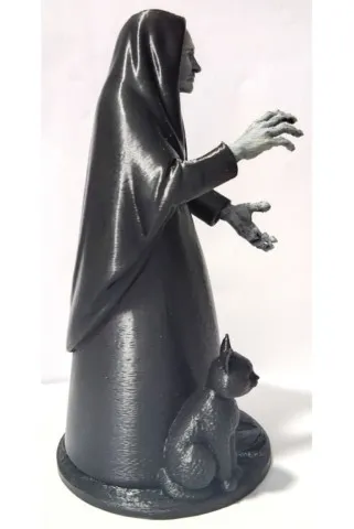 Figurine corse A Strega vue de profil droit avec son chat et ses mains volontairement difformes figurine-corse-a-strega-profil-droit.webp