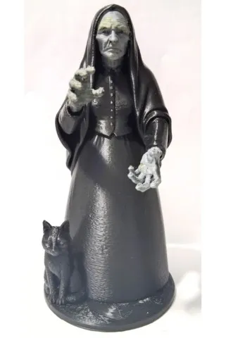 Figurine corse A Strega en PLA biosourcé, vue de face avec son chat et ses mains volontairement disproportionnées figurine-corse-a-strega-face-avec-chat.webp