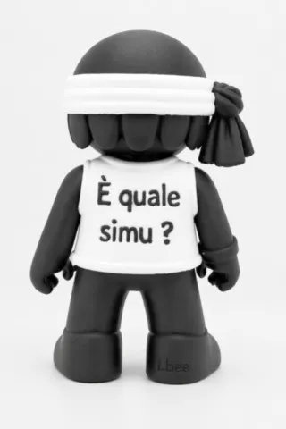 Figurine corse A Mamma Maiò de dos avec l’inscription È quale simu ? figurine-corse-a-mamma-maio-15-cm-dos.webp