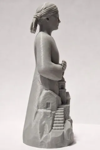 Mamma Corsica, figurine corse 3D avec architecture villageoise, vue de profil droit mamma-corsica-figurine-corse-3d-profil-droit.webp