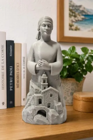 Figurine Mamma Corsica mise en situation dans une décoration d’intérieur corse mamma-corsica-decoration-interieur-corse.webp