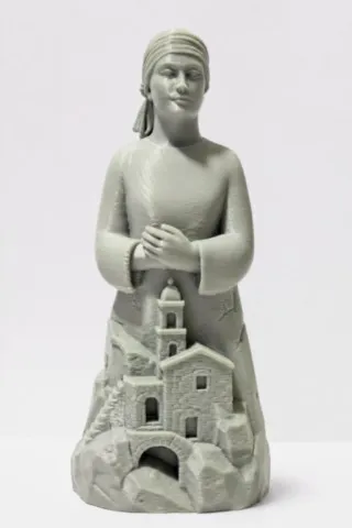 Mamma Corsica, figurine corse 3D en PLA biosourcé avec village en relief, vue de face mamma-corsica-figurine-corse-3d-face.webp