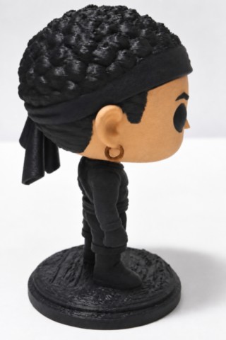 Figurine corse 3D Moru de la collection Corsica Pop vue de profil droit, avec cheveux bouclés, bandeau noir et boucle d’oreille dorée. moru-figurine-corse-3d-corsica-pop-profil-droit-fabbrica-corsa
