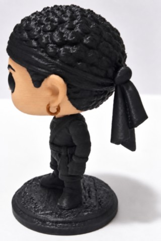 Figurine corse Moru Corsica Pop vue de profil gauche, avec chevelure noire bouclée, bandeau noué et boucle d’oreille dorée. moru-figurine-corse-3d-corsica-pop-profil-gauche-fabbrica-corsa