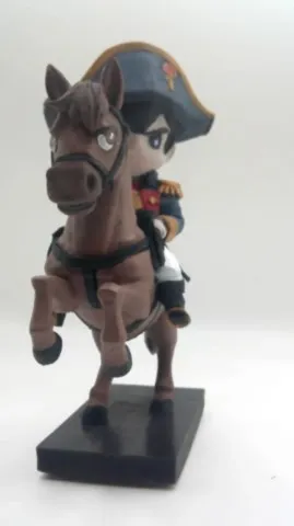 Figurine Napuliò à cheval style manga – vue de trois quarts figurine-napoleon-cheval-vue-face.webp