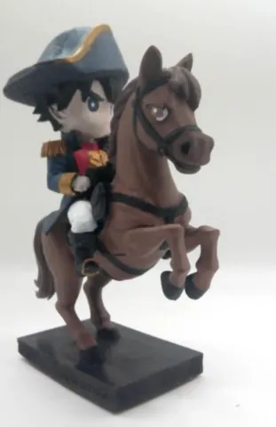 Figurine Napuliò à cheval – profil gauche figurine-napoleon-cheval-vue-trois-quarts.webp