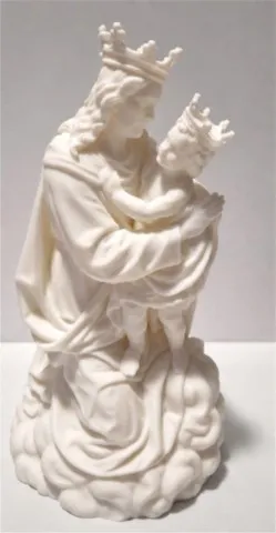 Figurine corse Notre-Dame de Lavasina en PLA biosourcé, vue de face, avec la Vierge et l’Enfant Jésus couronnés figurine-corse-notre-dame-de-lavasina-de-face.webp