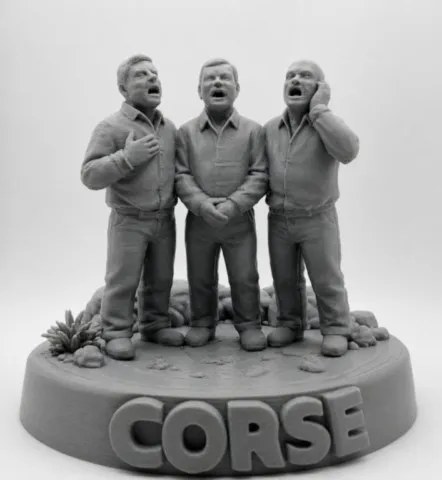 Figurine Paghjella de face représentant trois chanteurs corses figurine-paghjella-polyphonie-corse-12cm-face.webp