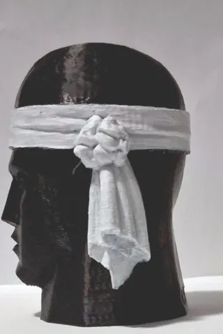 Petra Mora, tête noire stylisée avec bandeau blanc vue de profil gauche petra-mora-figurine-corse-9cm-profil-gauche.webp