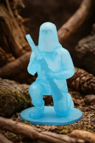 figurine-ribellu-corse-bleue-translucide-decoration.webp