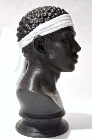 Buste noir Testa Mora avec bandeau blanc vu de profil droit buste-testa-mora-figurine-corse-15cm-profil-droit.webp