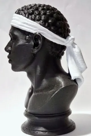 Buste noir Testa Mora avec bandeau blanc vu de profil gauche buste-testa-mora-figurine-corse-15cm-profil-gauche.webp