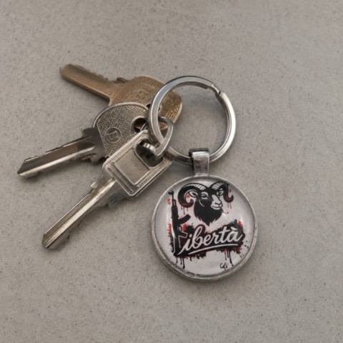 Porte-clé corse Libertà avec mouflon accroché à des clés porte-cle-corse-metal-liberta-situation.jpg