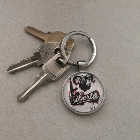 Porte-clé corse Libertà avec mouflon accroché à des clés porte-cle-corse-metal-liberta-situation.webp