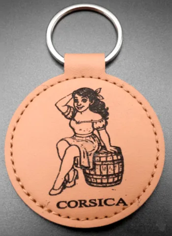 Porte-clés corse Pin-Up assise sur un tonneau, vue de face porte-cles-corse-pin-up-face.webp