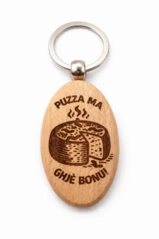 Porte-clé corse en bois gravé « Puzza ma ghjè bonu » avec motif de fromage porte-cle-corse-bois-puzza-ma-ghje-bonu-face.webp