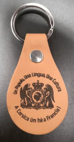 Porte-clés corse camel « A Corsica ùn hè a Francia ! » avec anneau métallique porte-cles-corse-a-corsica-un-he-francia-camel.webp