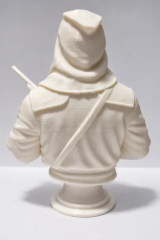 Vue arrière du buste Ribellu corse, détails de la cagoule, de la veste et de la bandoulière. figurine-ribellu-corse-buste-15cm-dos.webp