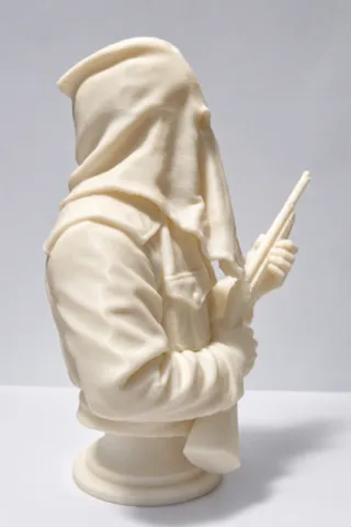 Figurine Ribellu corse en impression 3D, vue de profil avec fusil et socle rond. figurine-ribellu-corse-buste-15cm-profil-droit.webp