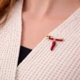 broche-corse-piment-rouge-doree-portee.webp