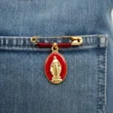broche-corse-vierge-miraculeuse-rouge-portee.webp