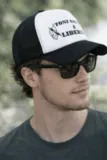 casquette-corse-toni-saette-liberta-homme-portrait.webp