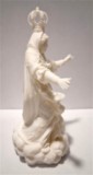 Profil droit de la figurine A Madonuccia représentée les bras ouverts a-madonuccia-figurine-corse-3d-profil-droit.jpg