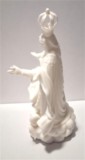 Profil gauche de la figurine corse A Madonuccia sur un socle orné de visages d’anges a-madonuccia-figurine-corse-3d-profil-gauche.jpg
