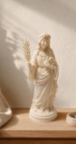 figurine-corse-sainte-deviote-vue-de-face-sur-un-meuble.jpg