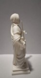 Profil droit de la figurine de Sainte Restitude montrant son voile, son livre et la palme du martyre figurine-sainte-restitude-corse-profil-droit.jpg