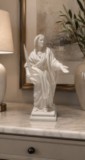 Sainte Restitude sue commode de marbre vue de face figurine-sainte-restitude-corse-sur-commode-de-marbre.jpg