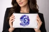 pochette-corse-diu-vi-salvi-regina-grand-modele-tenue-main.webp