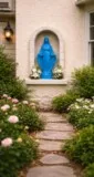 statue-vierge-marie-bleue-niche-exterieure.webp