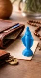 statuette-vierge-marie-poche-portefeuille.webp