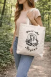 tote-bag-diu-vi-salvi-regina-porte-exterieur.webp