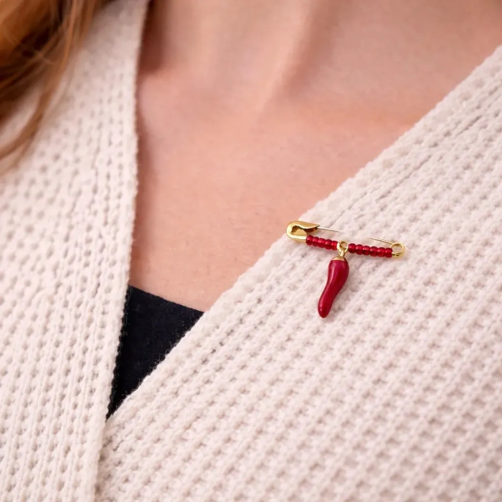 broche-corse-piment-rouge-doree-portee