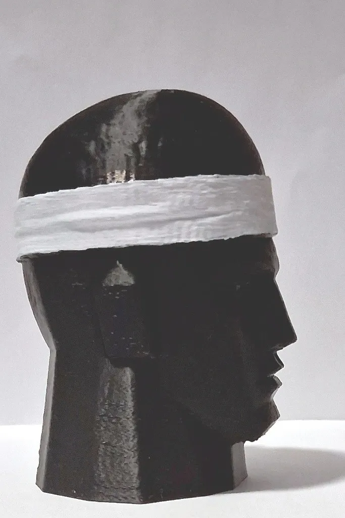 petra-mora-figurine-corse-9cm-profil-droit