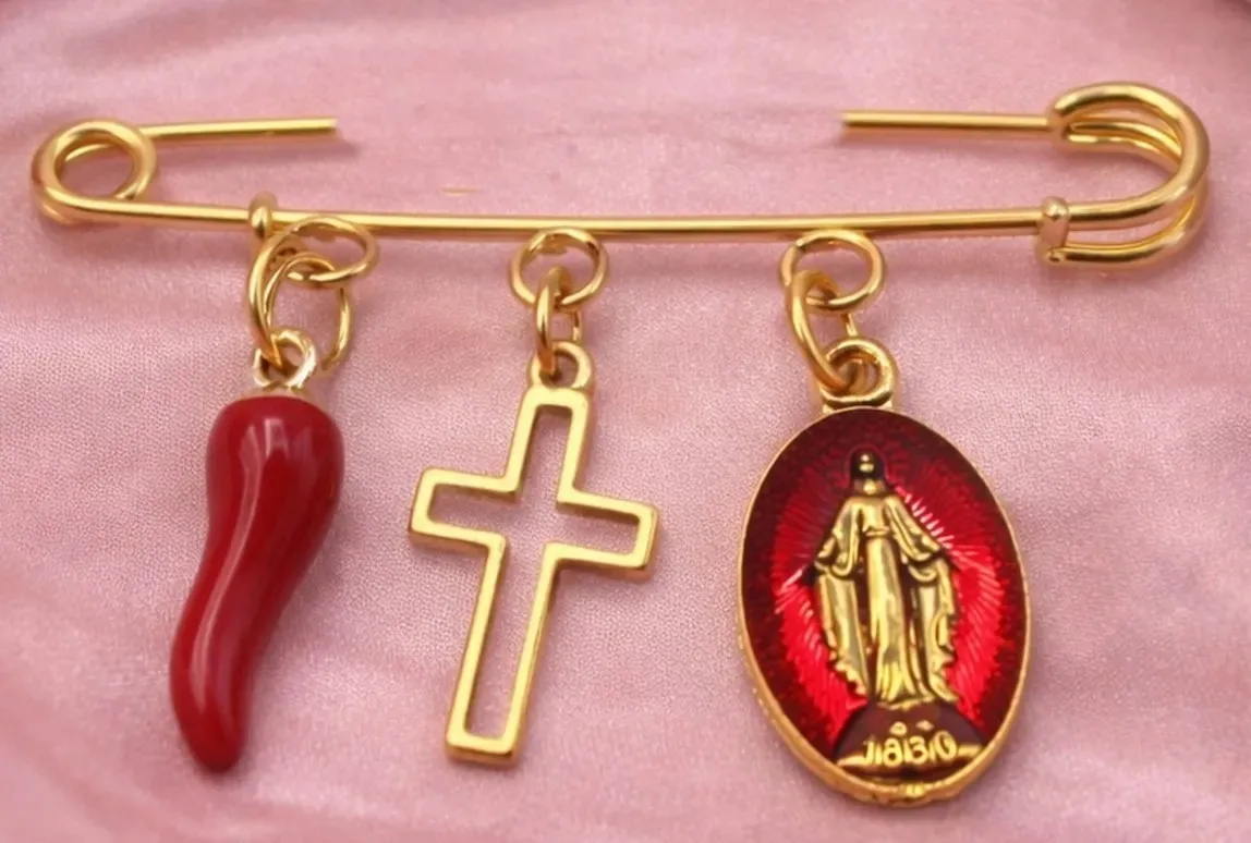 bijou-corse-broche-e-breve-vierge-rouge-portee-2