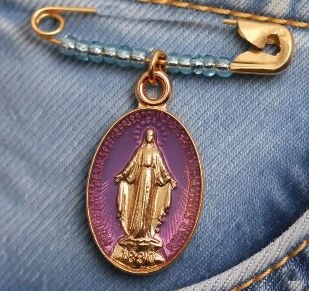 broche-vierge-miraculeuse-mauve-portee